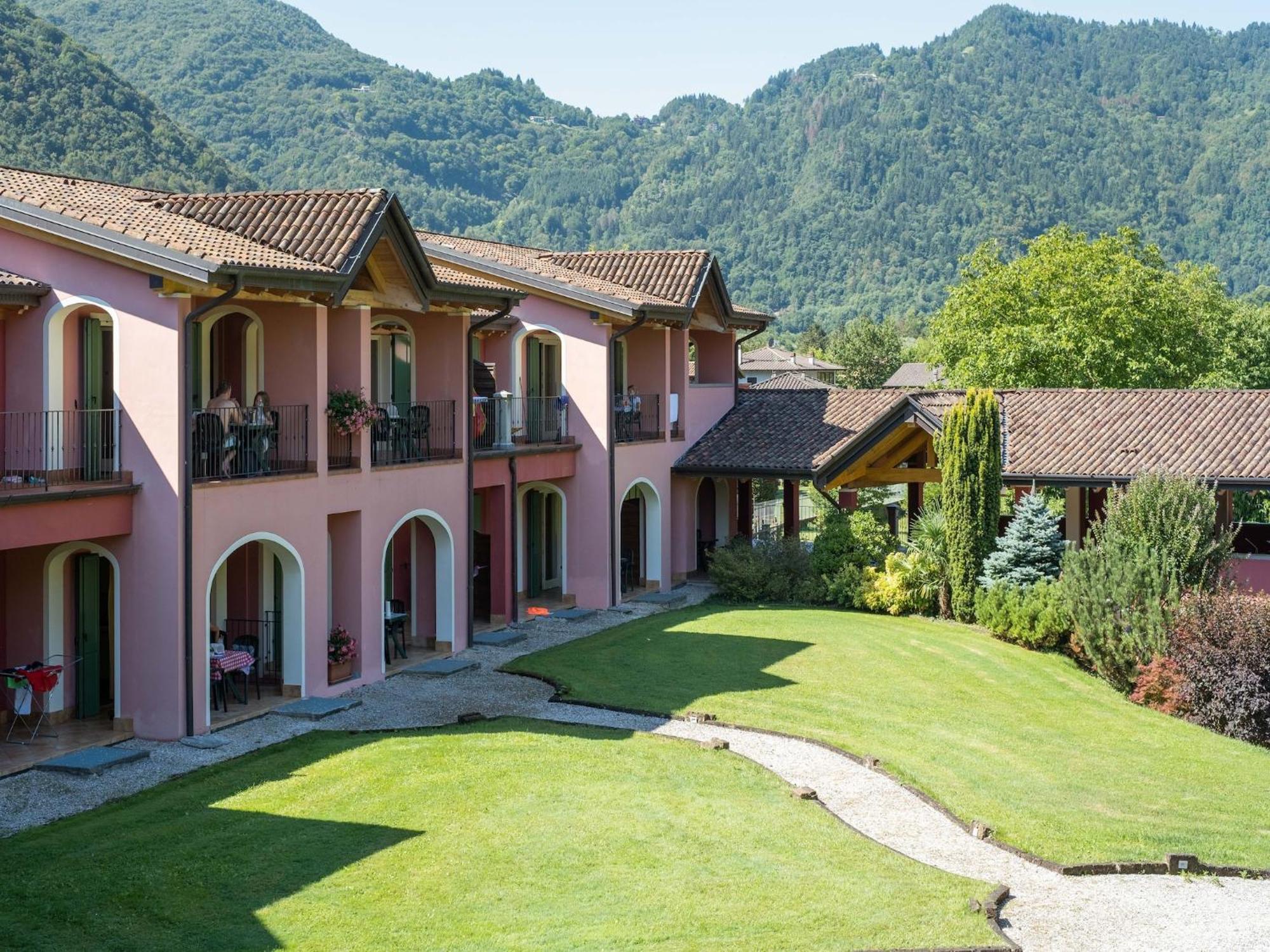 Spacious Apartment In Idro With Shared Pool クロネ エクステリア 写真